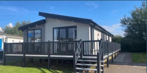 Beautiful Lodge With Full Decking Nearby Hunstanton Beach, Sleeps 6 Ref 23182K